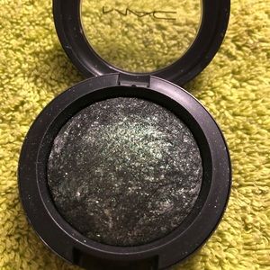 MAC mineralize eyeshadow in smutty green